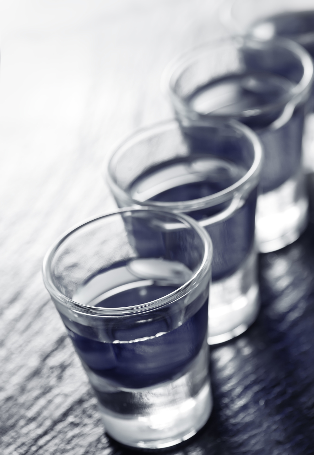玻璃與桌上酒精飲品的交織情緣